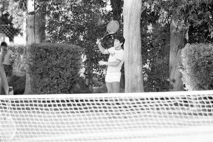 Maradona divirtiéndose con el tenis, durante una concentración de la selección juvenil, el 12 de noviembre de 1979, en la quinta Salvatori, en José C. Paz