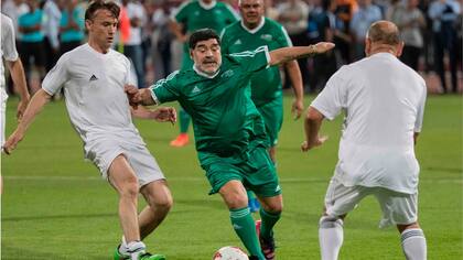 Maradona elude; Tapia observa detrás