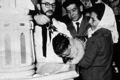 Maradona en el día de su bautismo, el 5 de enero de 1961, en Nueva Pompeya (Twitter/@BsAs_recuerdo)