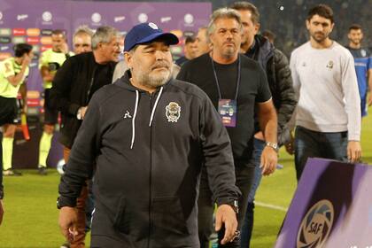 Maradona en el estadio Kempes; una atracción más antes del duelo contra Talleres