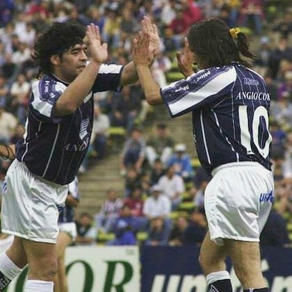 Maradona, en el partido despedida de Valencia en Córdoba; la relación nació en el verano de 1978 y la angustia de la "Rana" por la pérdida del Diez seguirá por siempre
