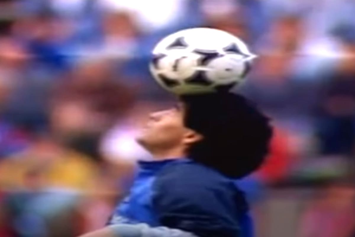 Maradona en la entrada en calor en Múnich, en 1989. Uno de los momentos más icónicos de su carrera.