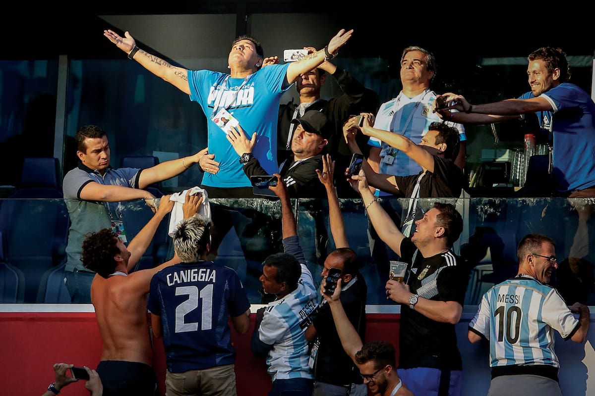 Maradona en la platea de Argentina vs Nigeria, Mundial de Rusia 2018.