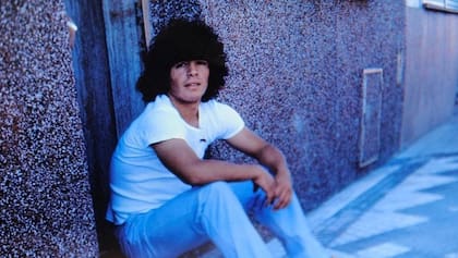 Maradona en la puerta de la casa de Lascano 2257, hoy convertida en museo.