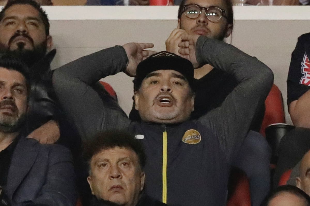 Maradona, en la tribuna del estadio de San Luis