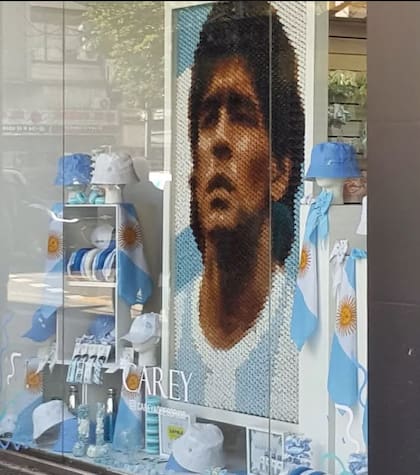 Maradona en una vidriera de Once