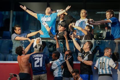 Diego Maradona alentando a la selección en el último Mundial que vivió, Rusia 2018