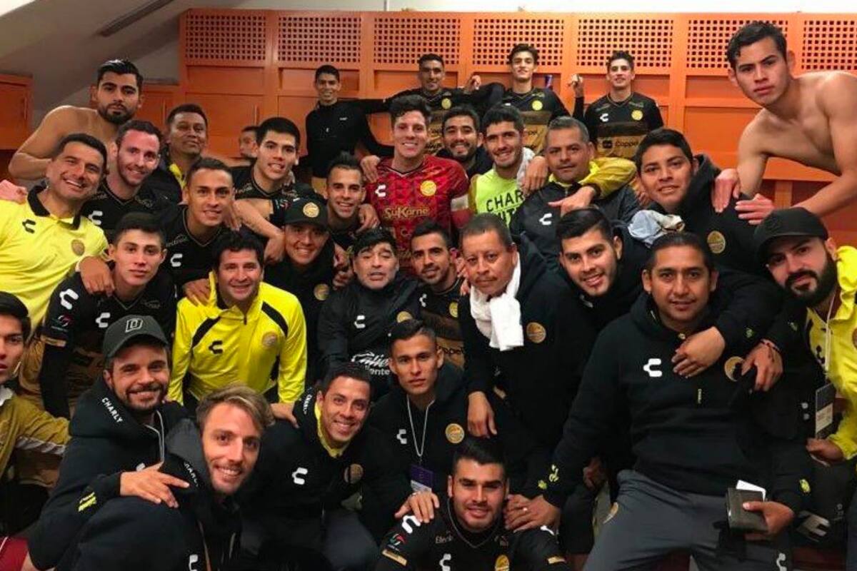 Maradona festejó en el vestuario el triunfo de Dorados