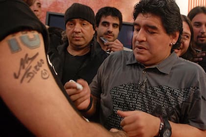 Maradona firmando autógrafos