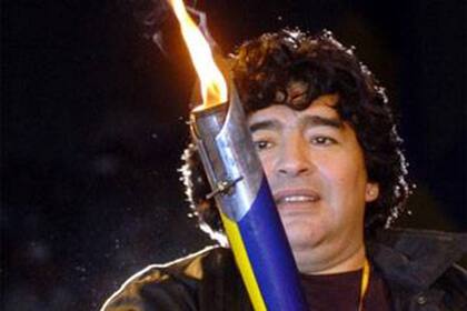 Maradona con la antorcha xeneize, durante los festejos del centenario del club