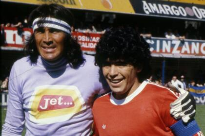 Maradona abrazado con Gatti, antes de un enfrentamiento en la Bombonera