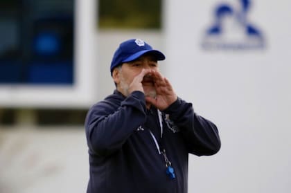 Maradona grita en un entrenamiento de Gimnasia.