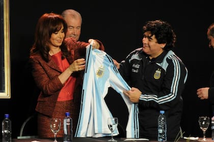 Diego Armando Maradona, Julio Humberto Grondona y Cristina Fernández de Kirchner, en la presentación de Fútbol Para Todos, en agosto de 2009