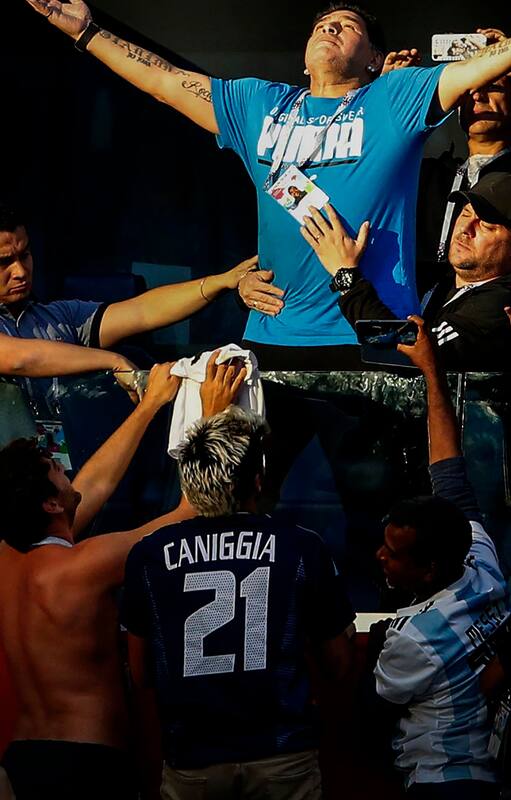 Maradona iluminado por el único rayo de sol que entraba en el estadio de San Petersburgo, durante el Mundial de Rusia 2018