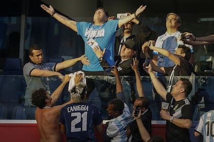 Maradona iluminado por el único rayo de sol que entraba en el estadio de San Petersburgo, en Rusia 2018