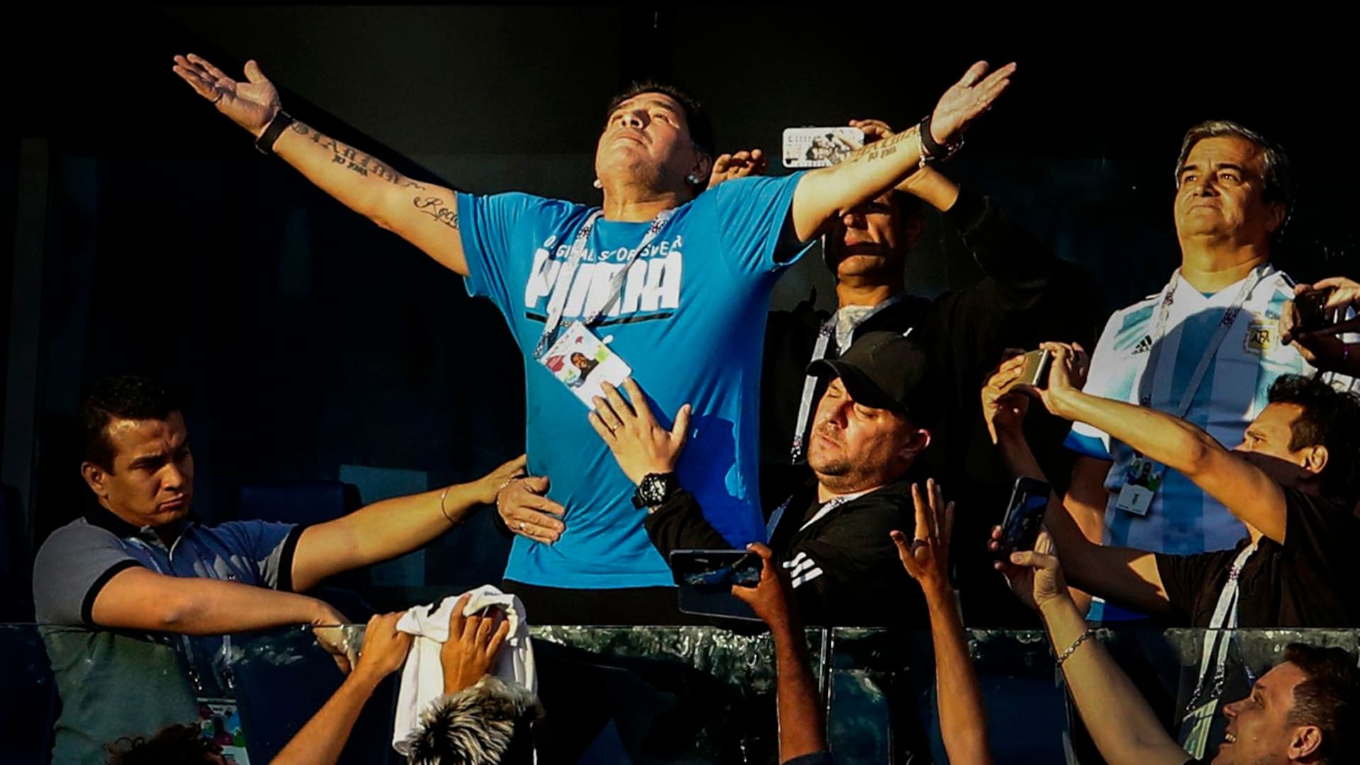 Maradona iluminado por el único rayo de sol que entraba en el estadio de San Petersburgo, durante el Mundial de Rusia 2018