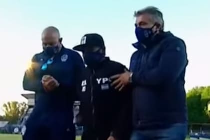 Maradona ingresó al campo de juego de Gimnasia acompañado por dos asistentes porque no podía trasladarse por sus medios