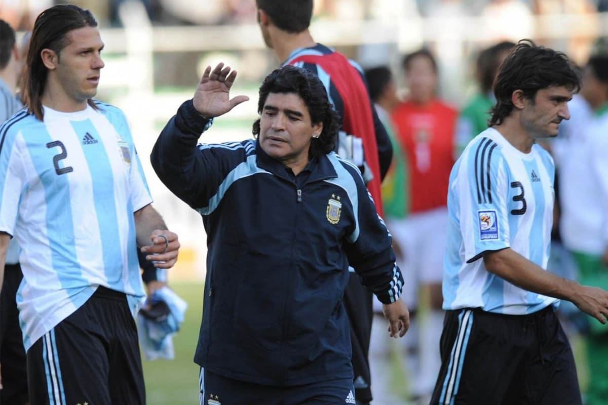 Maradona intenta animar a Demichelis, mientras el debutante Papa camina rumbo a los vestuarios