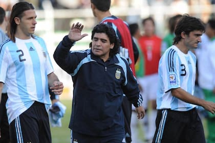 Maradona intenta animar a Demichelis, mientras el debutante Papa camina rumbo a los vestuarios