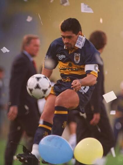 Maradona juega con la pelota; detrás, "Don Silvio" Marzolini