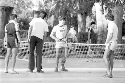 Maradona, jugando al tenis durante una concentración de la selección juvenil, en 1979, en la quinta Salvatori: Escudero, Piaggio y Torres, de espaldas; en el fondo, de frente, Lanao