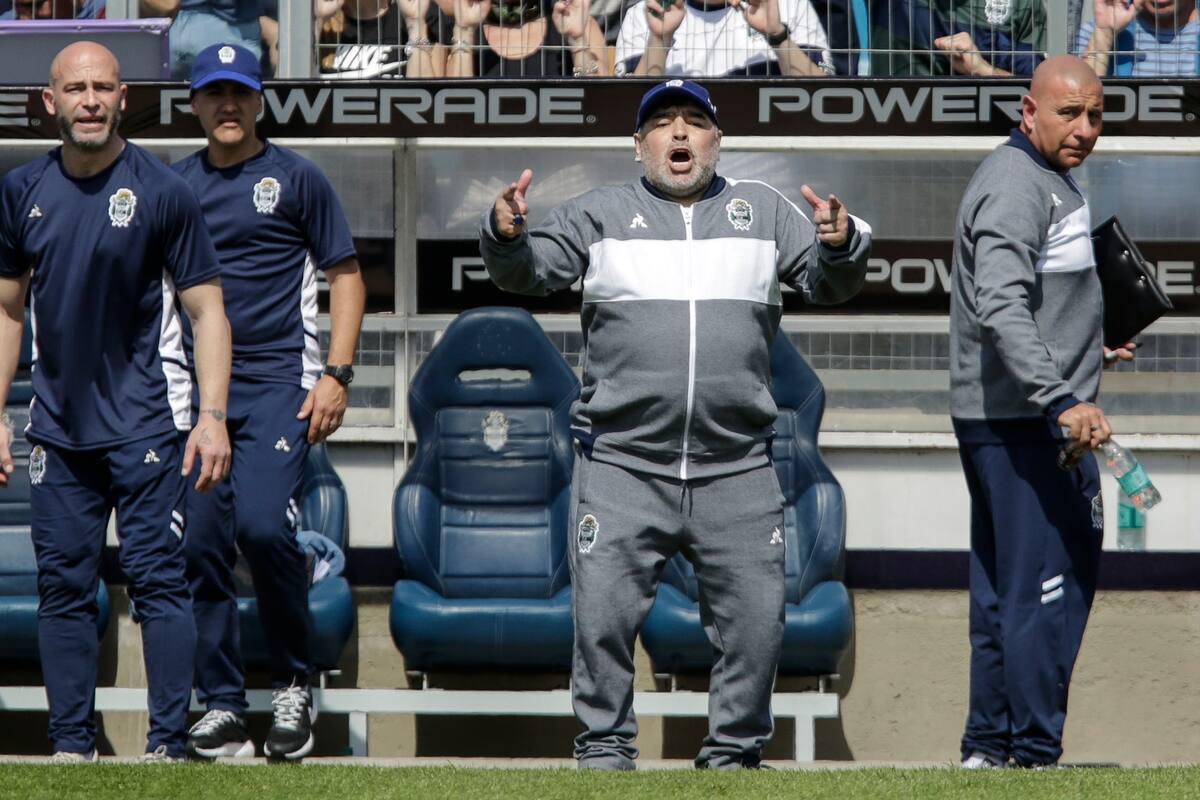 Maradona junto a su cuerpo técnico, frente a Racing