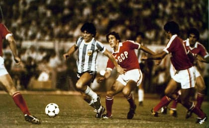 Maradona maneja el balón contra Unión Soviética en la final de 1979, cuando el mundial era sub 19; el crack hizo un gol en aquella definición.