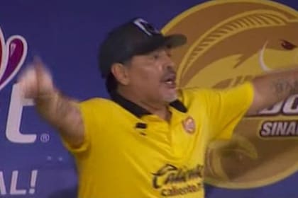 Maradona pide el VAR durante el partido de Dorados