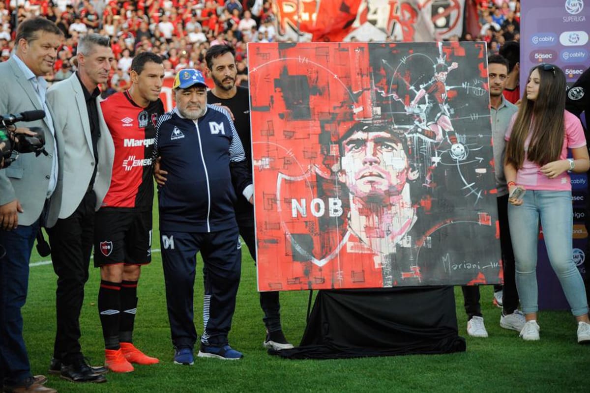 Maradona recibiendo uno de los tantos regalos que le dieron en la tarde rosarina