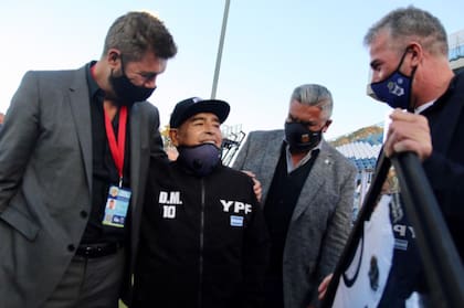 Su última aparición pública, entre Marcelo Tinelli y Claudio Tapia, antes del partido inaugural de la Copa Liga Profesional, el día en que cumplió 60 años.