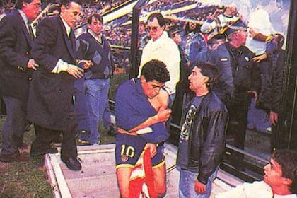 Maradona se mete en el túnel, en su último partido en Boca, ante Argentinos Juniors, en 1997; detrás, Ferro Viera; ese día el 10 dio positivo en el doping