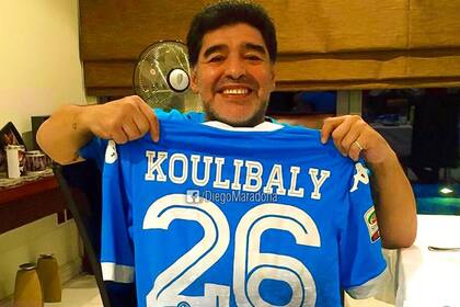 Maradona se solidarizó con el francés Koulibaly, insultado por hinchas de Inter