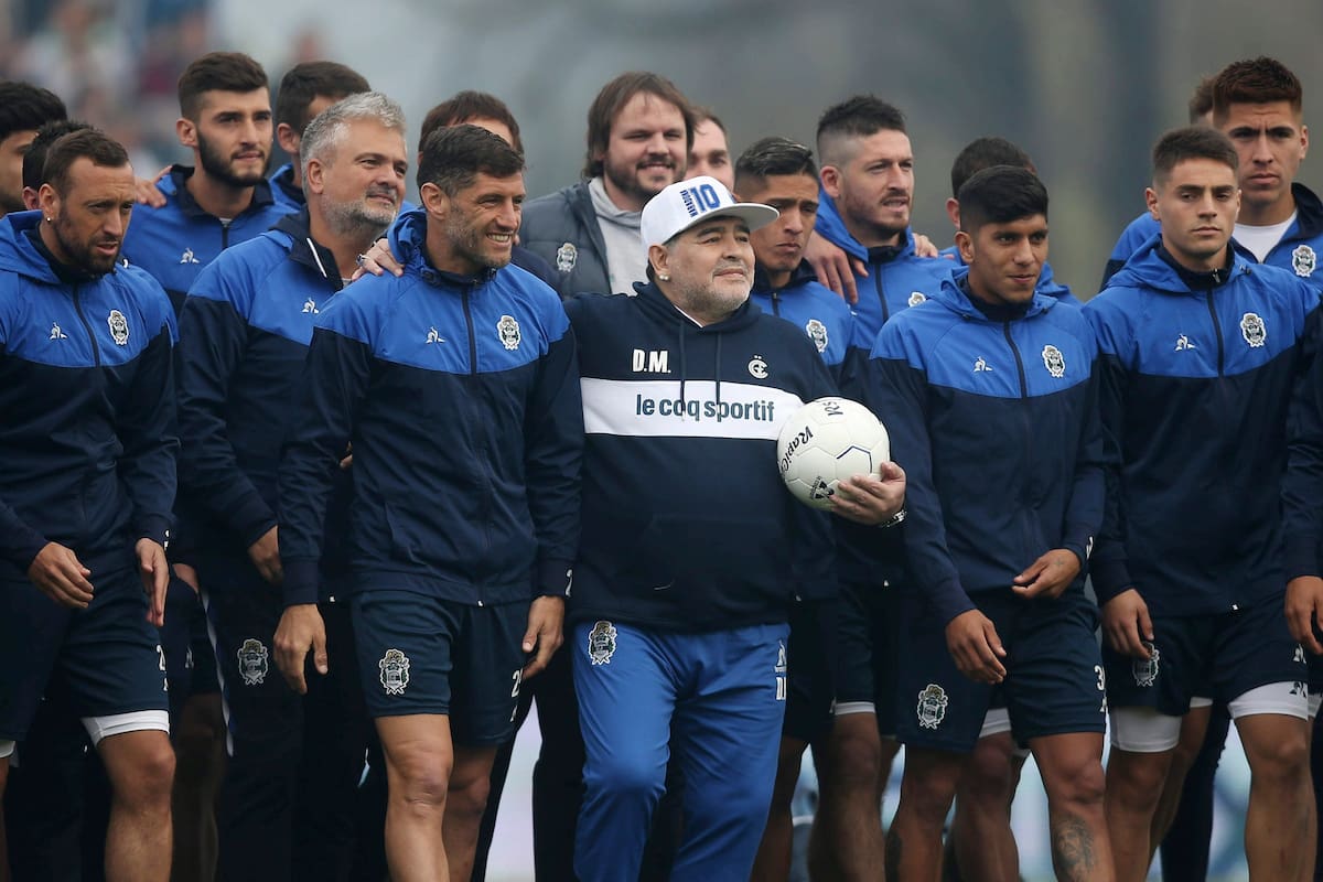 Maradona tiene la pelota en Gimnasia; según se informó, hoy estará al frente del equipo