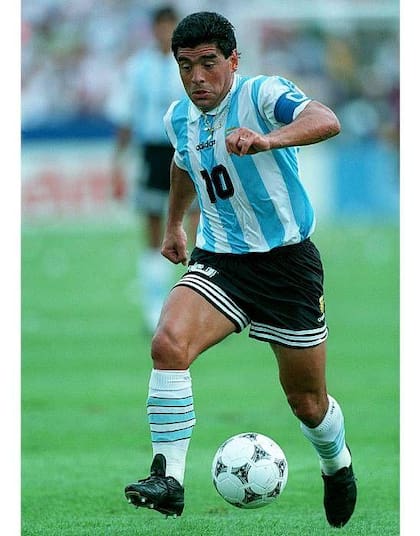 "Maradona vivió una época donde tenía que luchar contra los golpes terribles que recibía de los rivales que la gente veía como algo natural".