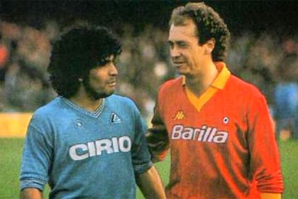 Maradona vs. Falcão, también en el calcio, a mediados de los 80, cuando el torneo italiano era la meca de todos los futbolistas: el Nápoli del Sur contra Roma, la capital