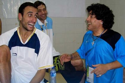 Manu Ginóbili y Maradona en los Juegos Olímpicos de Pekín 2008; Diego fue un apasionado por los deportes y siempre respaldó a los atletas argentinos.