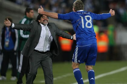 Maradona y Palermo en un abrazo eterno; fue la noche del triunfo ante Grecia en Sudáfrica 2010, cuando el Titán anotó su único gol mundialista