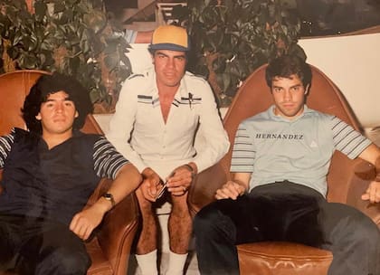 Maradona y Patricio Hernández, sentados en los extremos