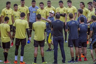 Maradona siempre nada contra la corriente: asumió en Dorados, el “Gran Pez”
