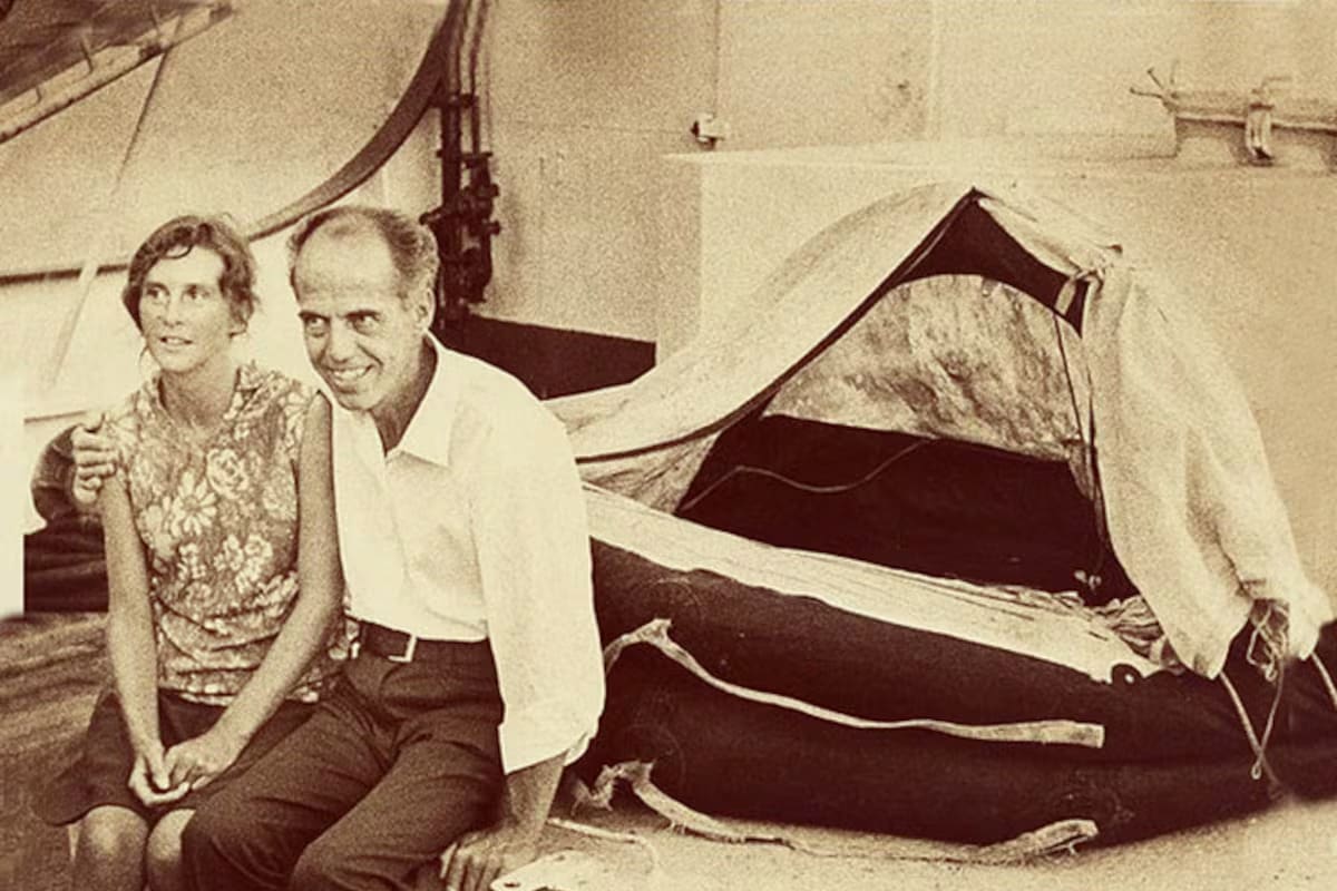 Maralyn y Maurice Bailey, junto a la balsa en la que pasaron 118 días en el océano