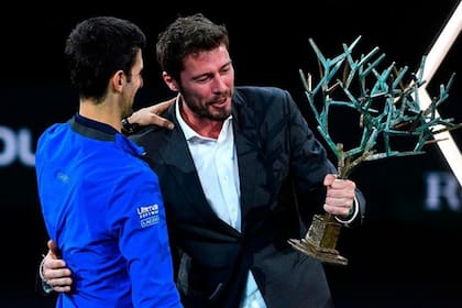 Marat Safin entrega un prenio a Djokovic.
