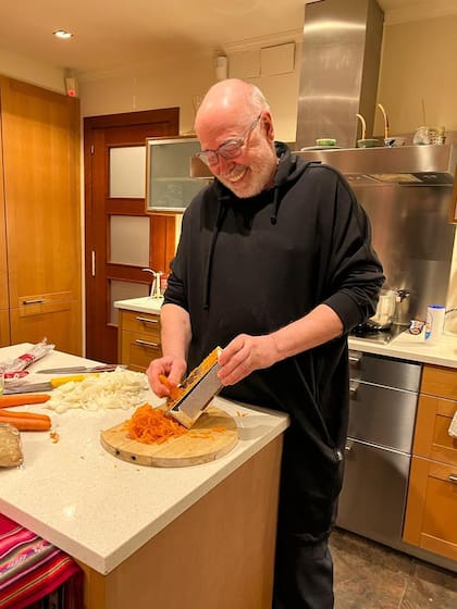 Marat se desenvuelve en la cocina de sus huéspedes