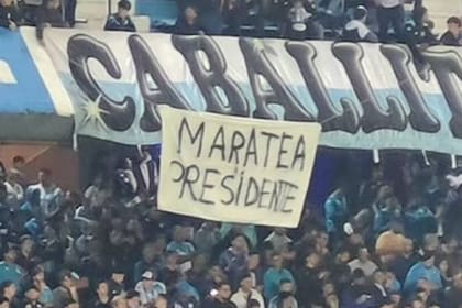 "Maratea presidente", la proclama que se leyó en una bandera colgada en la cancha de Racing, luego de que el influencer iniciara una colecta para ayudar económicamente a Independiente