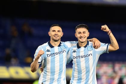 Maravilla Martínez festejando con Gabriel Rojas, quien lo asistió para el gol en la Bombonera