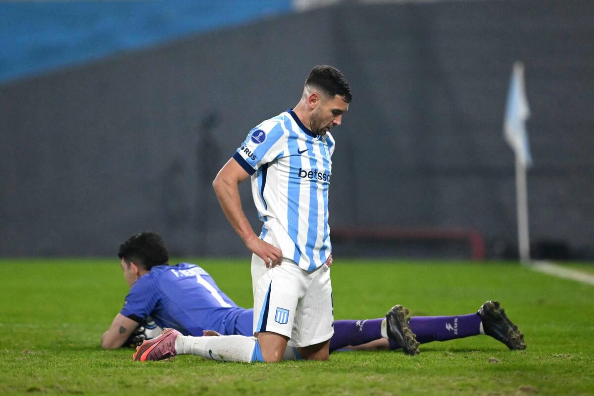 Maravilla Martínez, rendido frente al duro golpe que recibió Racing en la Copa Sudamericana; la Academia quedó eliminada una fecha antes de que termine la etapa de grupos