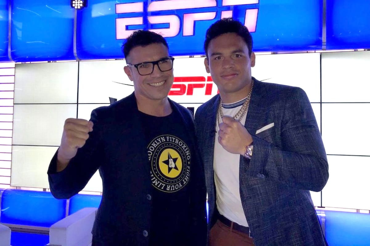 Maravilla Martínez y Julito Chávez en un encuentro promocional durante una transmisión de TV