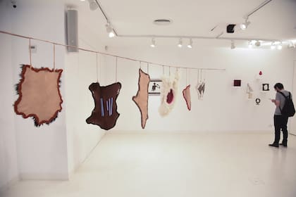 Una muestra pone en diálogo obras de la colección, creadas por artistas como Antonio Berni y Carlos Alonso, con otras de artistas contemporáneos