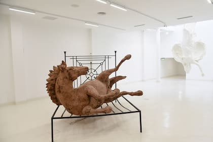 El caballo creado por Minkiewicz está recostado sobre una cama que reproduce la trama de las rejas del Congreso