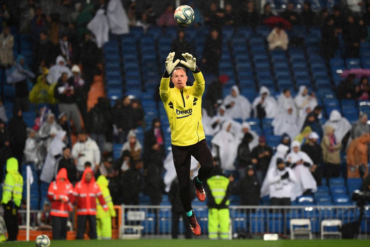 Marc-Andre Ter Stegen, se calienta antes del inicio del partido de fútbol de la Liga española entre el Real Madrid y el Barcelona en el estadio Santiago Bernabeu de Madrid el 1 de marzo de 2020.