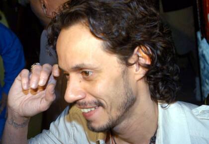 Marc Anthony cuando recién se había hecho el tatuaje con el nombre de su entonces esposa Jennifer Lopez en la muñeca